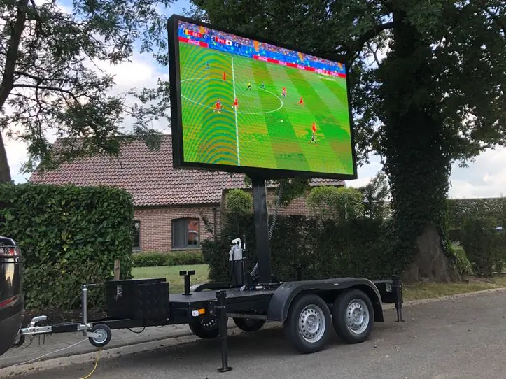 LED-scherm van 6 m² op aanhangwagen toont een voetbalwedstrijd