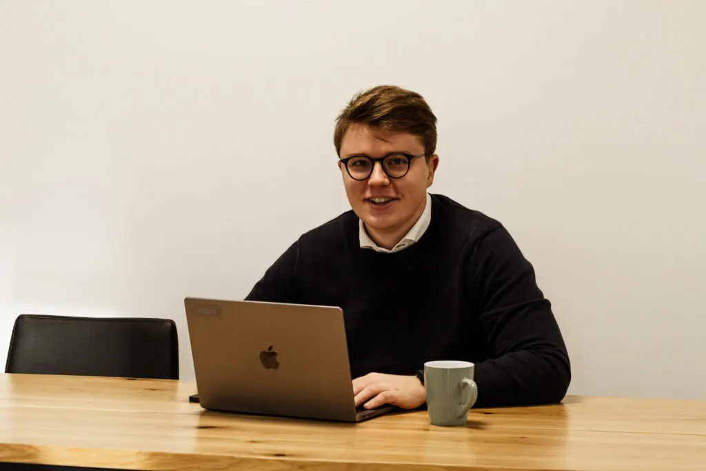 Quinten van Control Q aan zijn bureau met een laptop