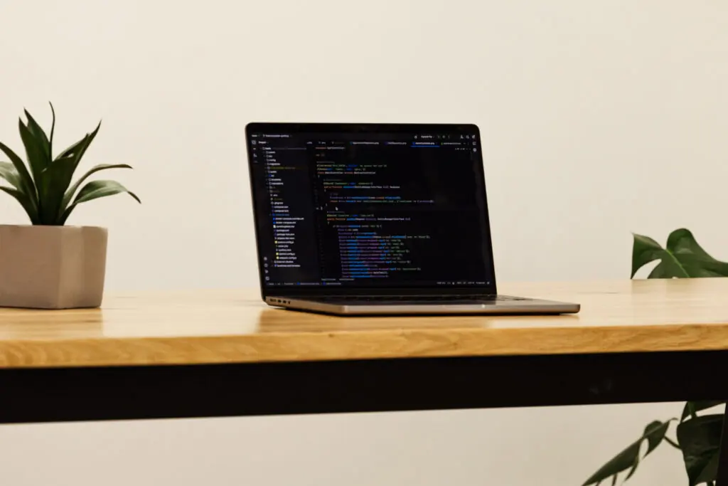 Laptop met code van een maatwerk softwareproject