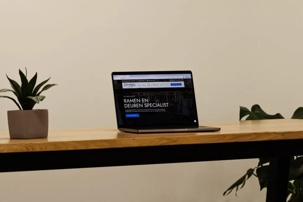 Website Decxan Plastics op een laptop