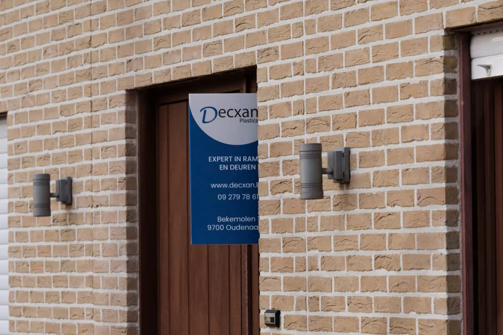 Werfbord van Decxan Plastics aan een gevel